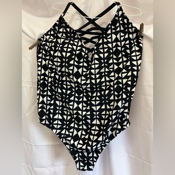 Time and Tru Black and White One Piece Swimsuit with Geometric Design - Picture 2 of 6